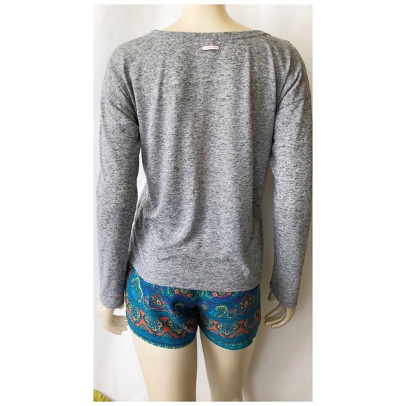 Victoria’s Secret ♥️ V-Neck Shirt - Picture 9 of 9